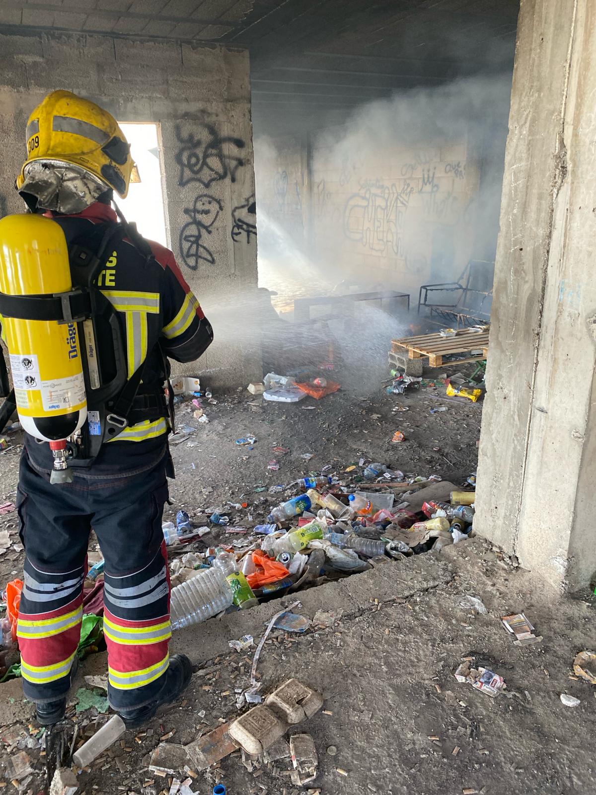 Los bomberos sofocan el incendio de una construcción abandonada en Arrecife. Foto: Consorcio de Seguridad y Emergencias.