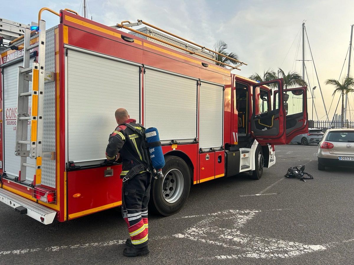 El camión de bomberos en la zona de Puerto Calero