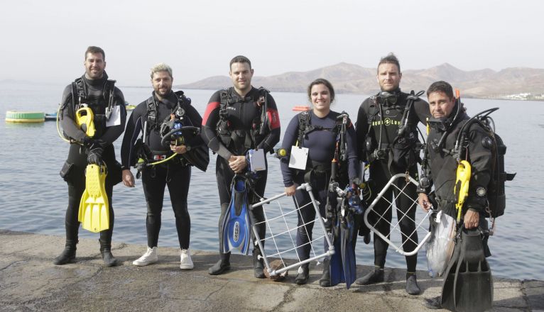 Científicos del 'Proyecto Amplía' bucean en las aguas de Lanzarote. Foto: Juan Mateos. Científicos del 'Proyecto Amplía' bucean en las aguas de Lanzarote. Foto: Juan Mateos.