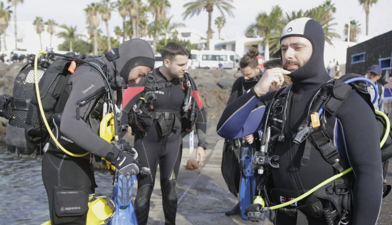 Científicos del 'Proyecto Amplía' durante una inmersión de buceo en Lanzarote. Foto: Juan Matos. Científicos del 'Proyecto Amplía' durante una inmersión de buceo en Lanzarote. Foto: Juan Matos.