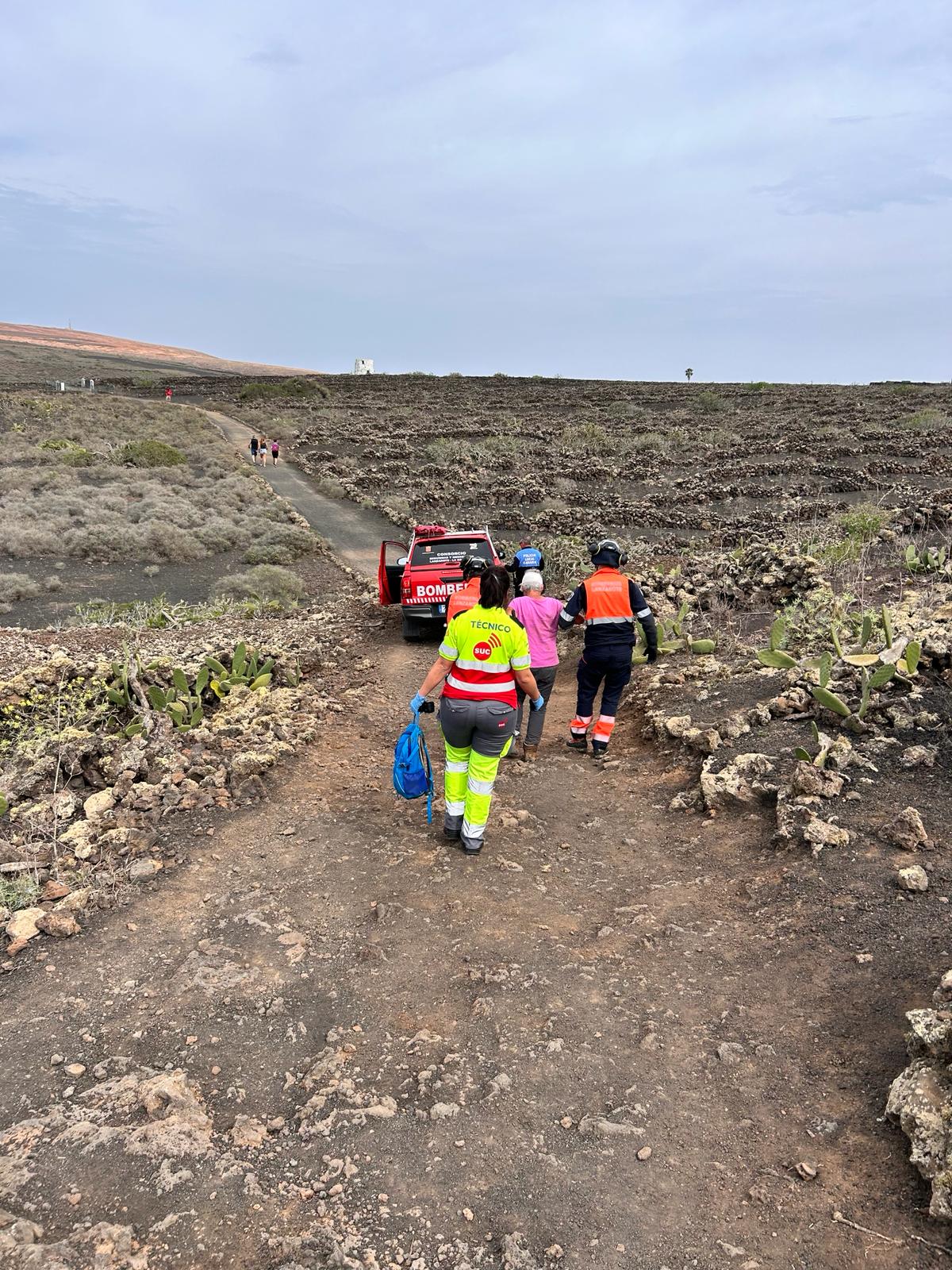 Los bomberos rescatan a una turista en el Volcán de La Corona