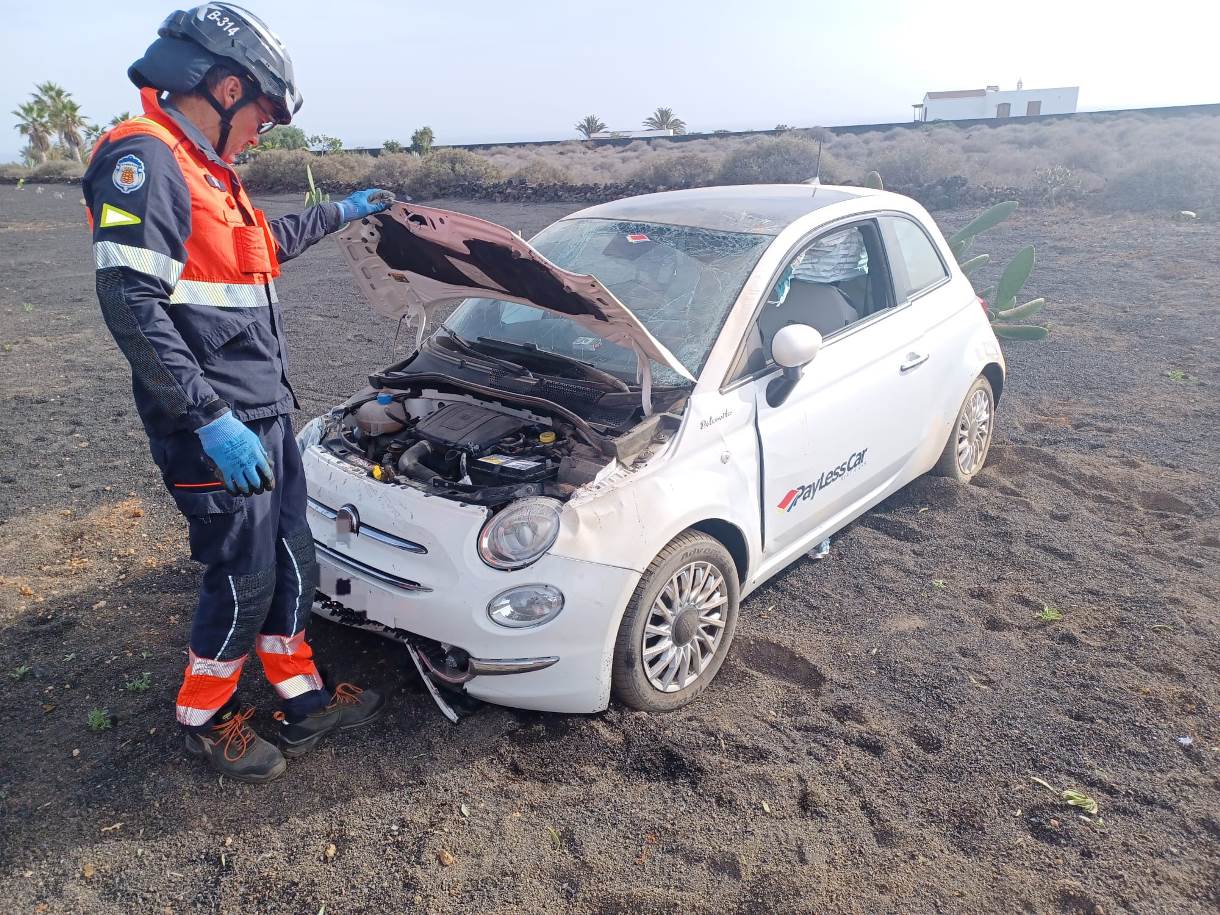 Un coche se sale de la vía en la LZ-504