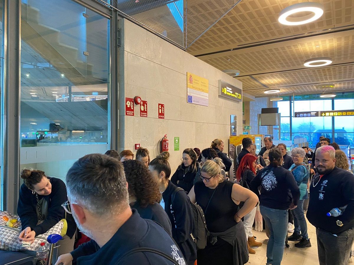 Las colas de gente esperando en el aeropuerto de Tenerife Norte