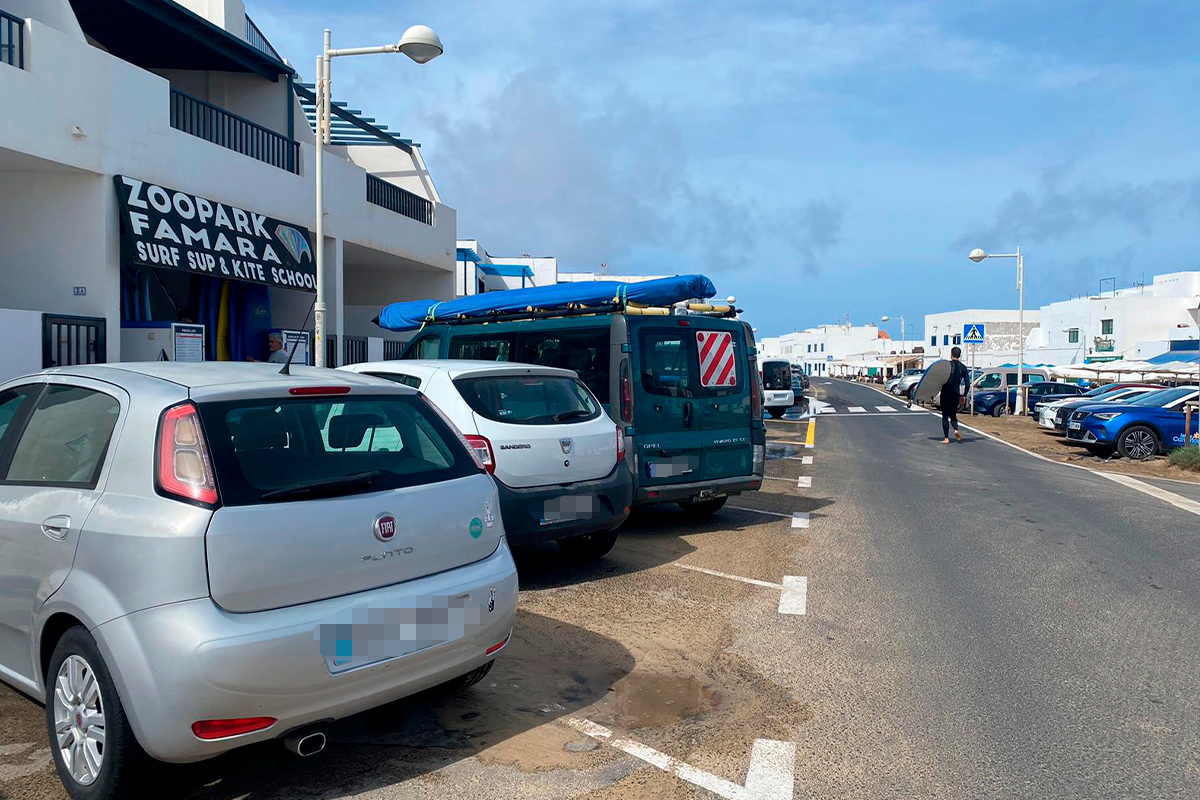 Las calles de Famara amanecen convertidas en un párking