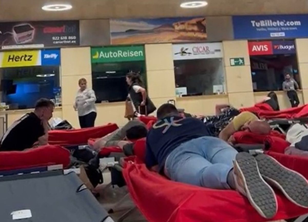 La gente durmiendo en camillas en el aeropuerto
