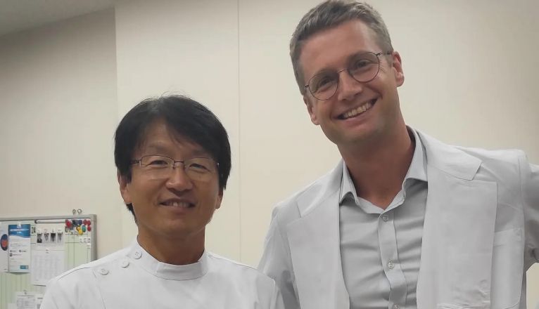 El médico digestivo conejero Diego Álvarez durante su viaje a Japón. Foto: Cedida. El médico digestivo conejero Diego Álvarez durante su viaje a Japón. Foto: Cedida.