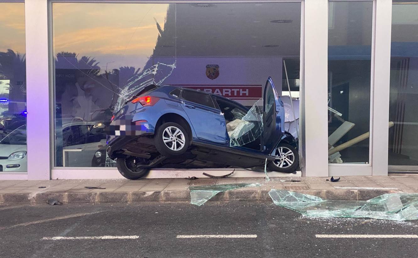Un coche impacta contra la fachada de Orvecame en Playa Honda 