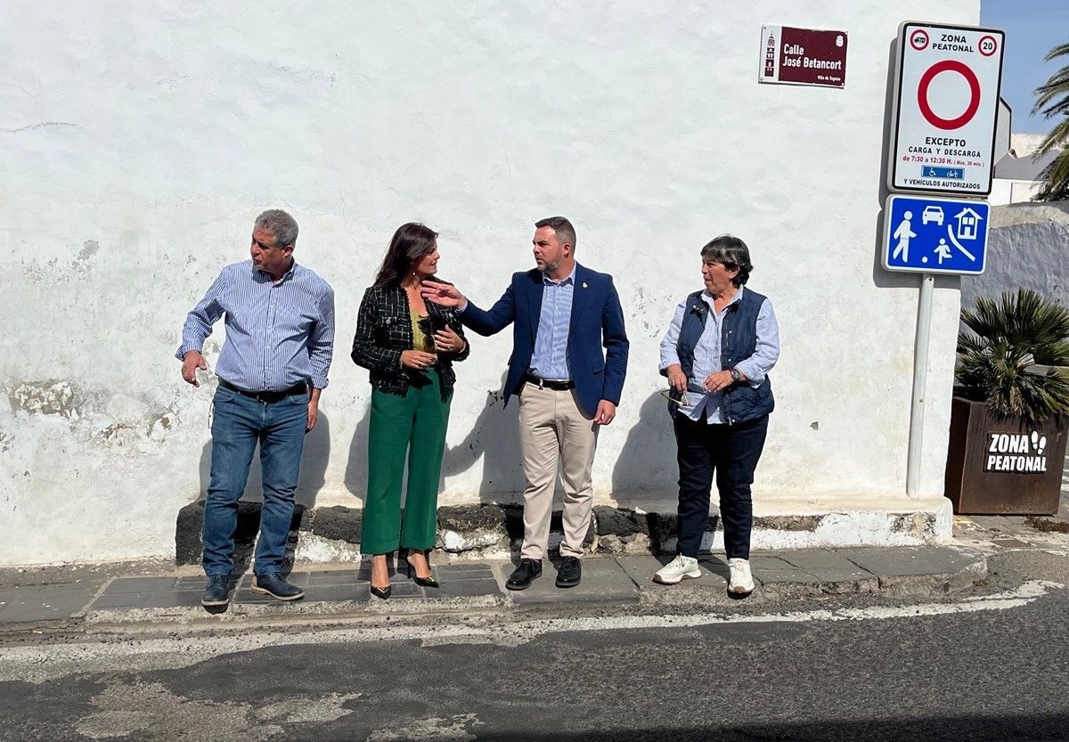 El vicepresidente y consejero de Obras Públicas en su visita a la calle José Betancort