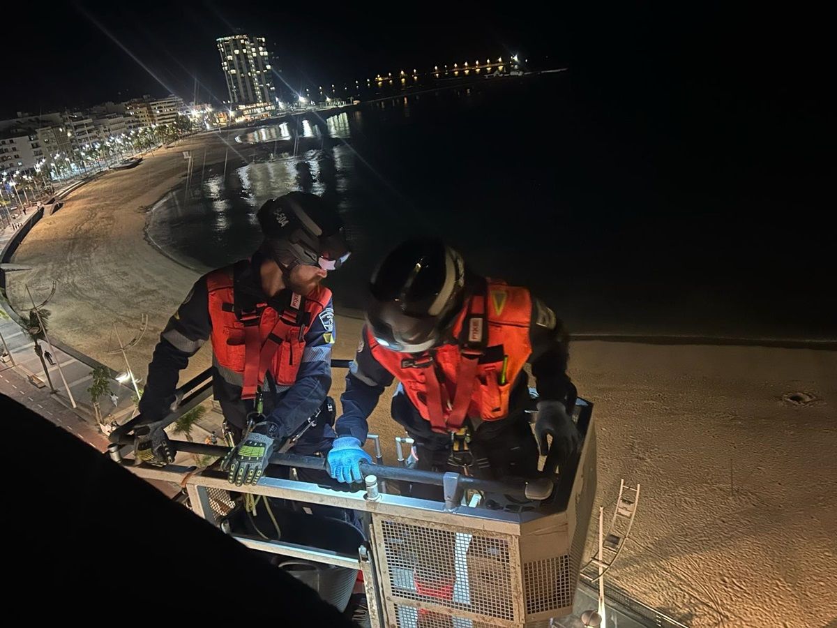 Los bomberos actuando en la caída de cascotes en el Edificio Siglo XXI