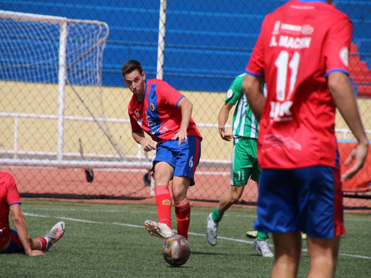 La UD Lanzarote doblega en la segunda parte a un  defensivo Atlético Victoria