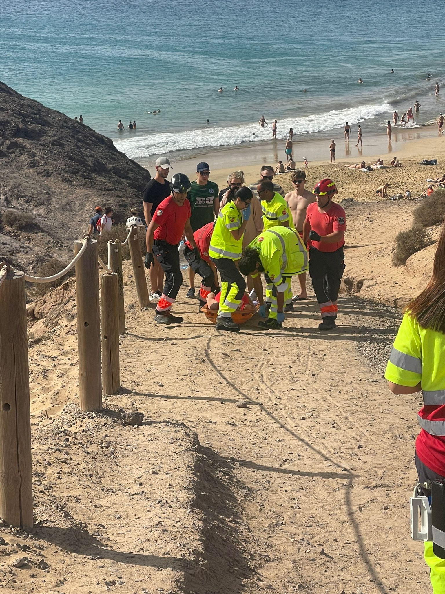 Rescatan a una turista accidentada en la playa de Papagayo