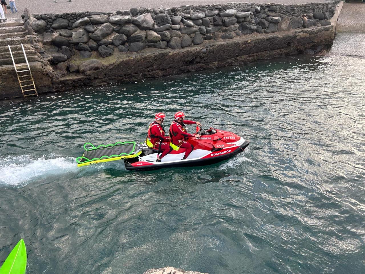 Rescate  de un surfista en La Santa