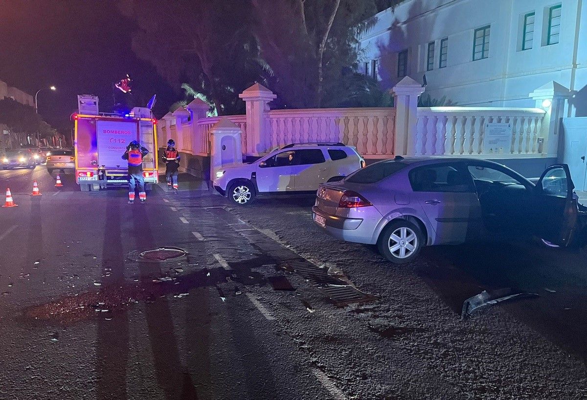 Los bomberos limpiando la calzada en Arrecife