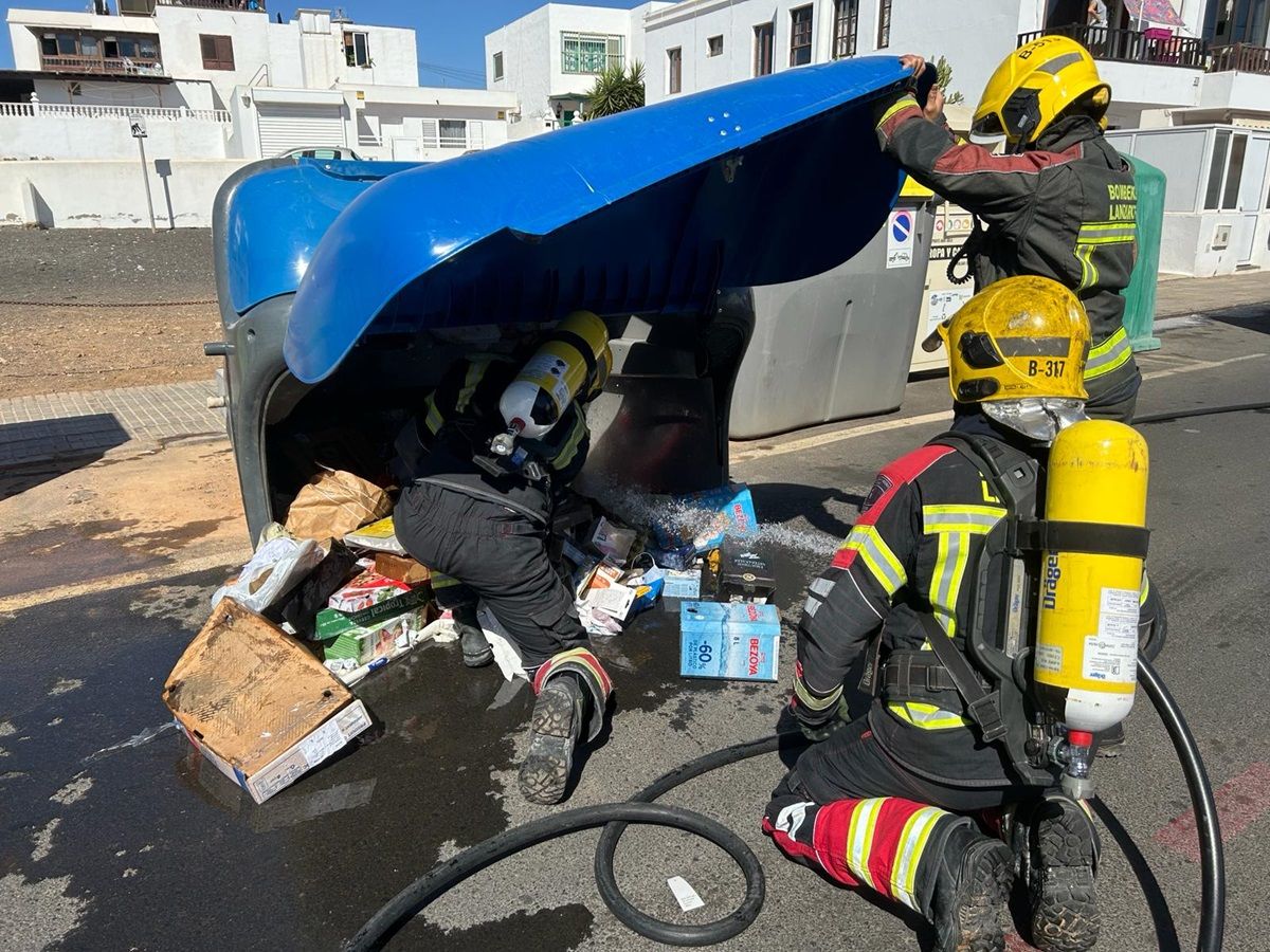 Los bomberos apagando el fuego en el contenedor de Playa Honda