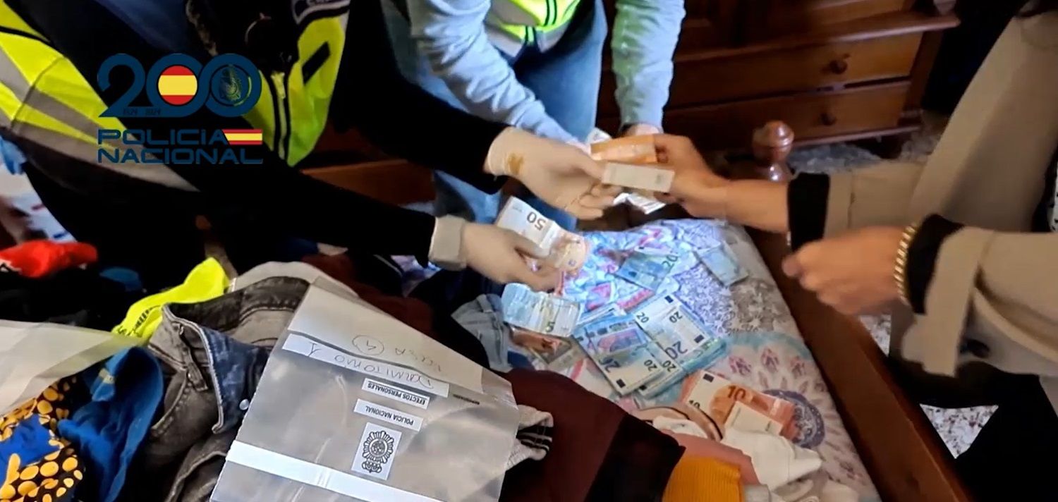Los agentes con la droga y el dinero incautado en Tinajo