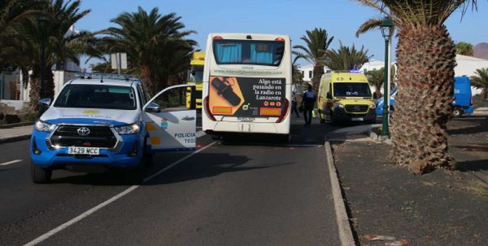 Herida grave tras ser atropellada por una guagua en Costa Teguise. Foto: @Elchaplón