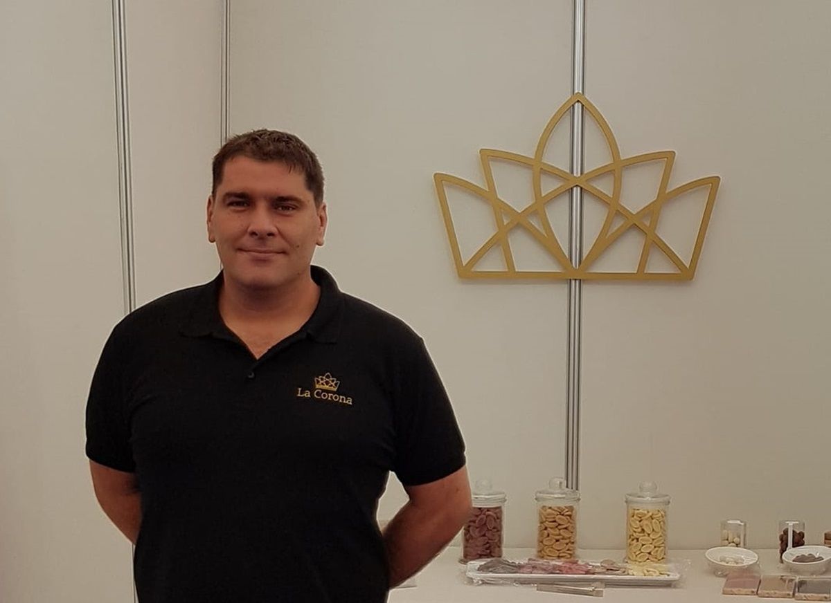 Enrique Martín muestra sus bombones en una feria gastronómica en Lanzarote