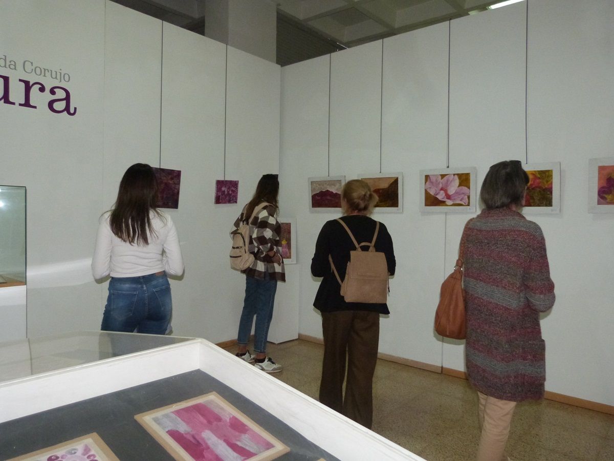 Visitantes en la exposición 'Púrpura' de la pintora Yolanda Corujo