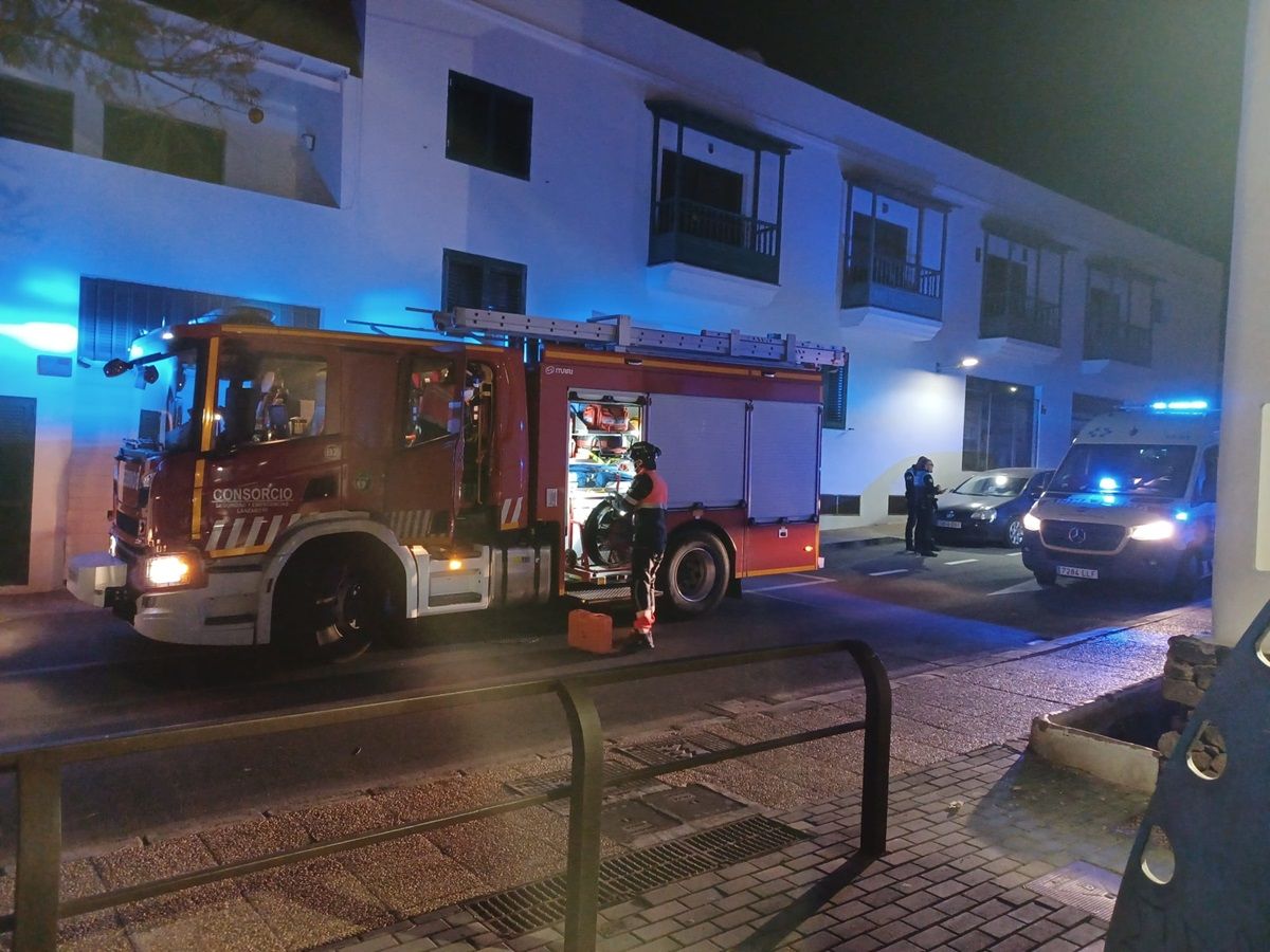 Los bomberos durante el servicio en el edificio