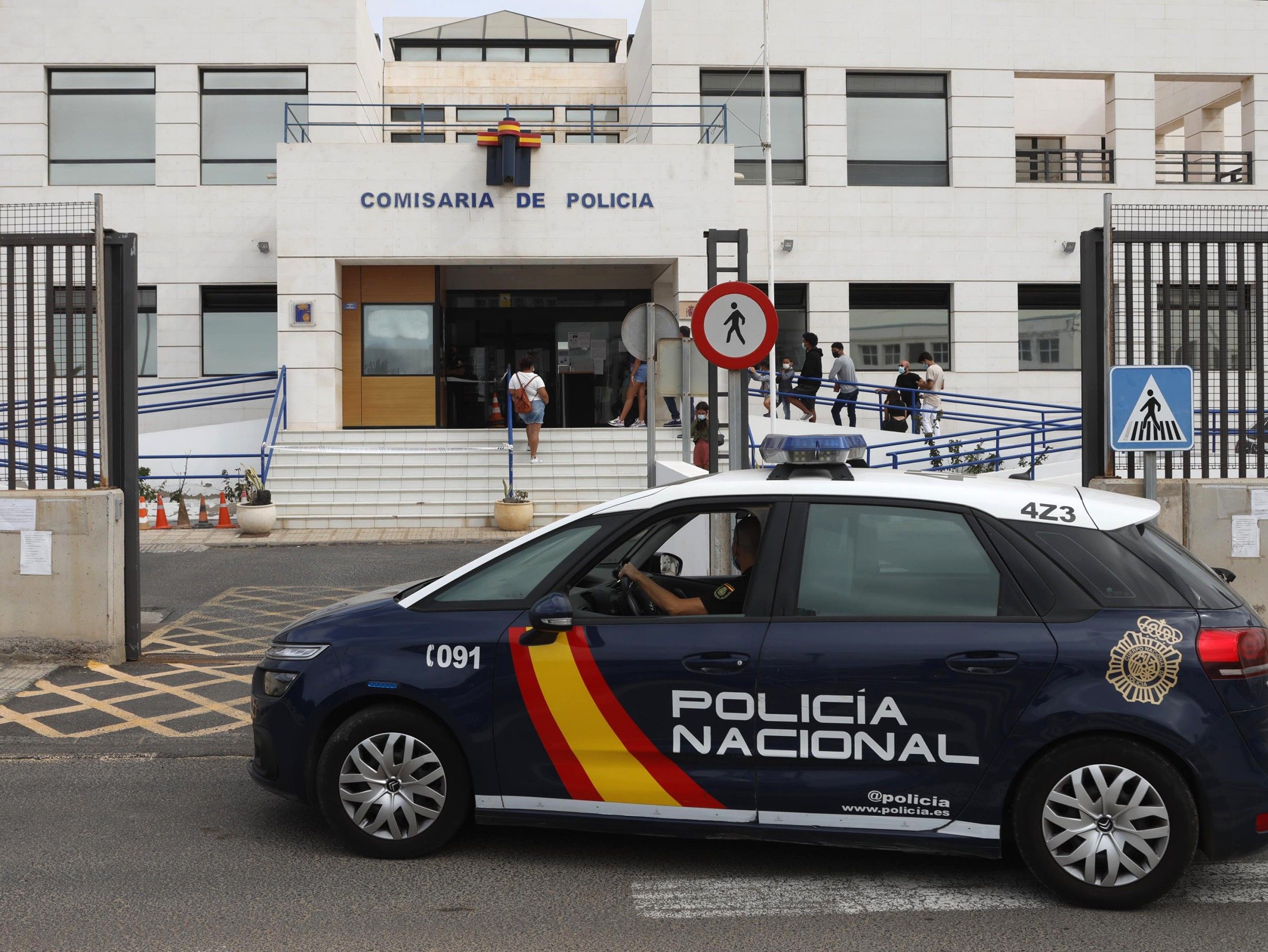 Vehículo de la Policía Nacional frente a la comisaría de Arrecife. Foto: Juan Mateos.