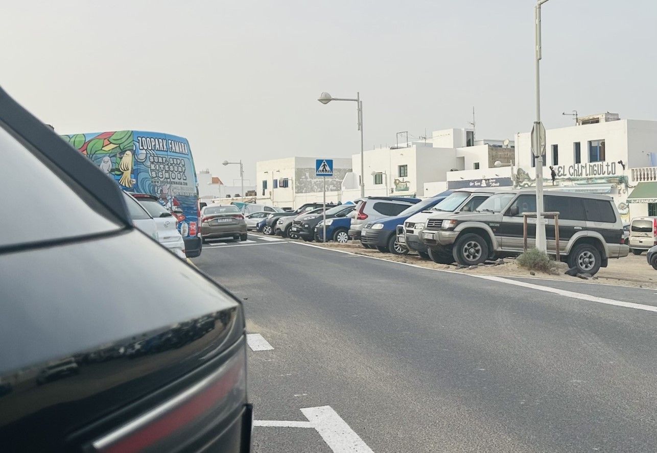 Coches en la entrada de Caleta Famara 