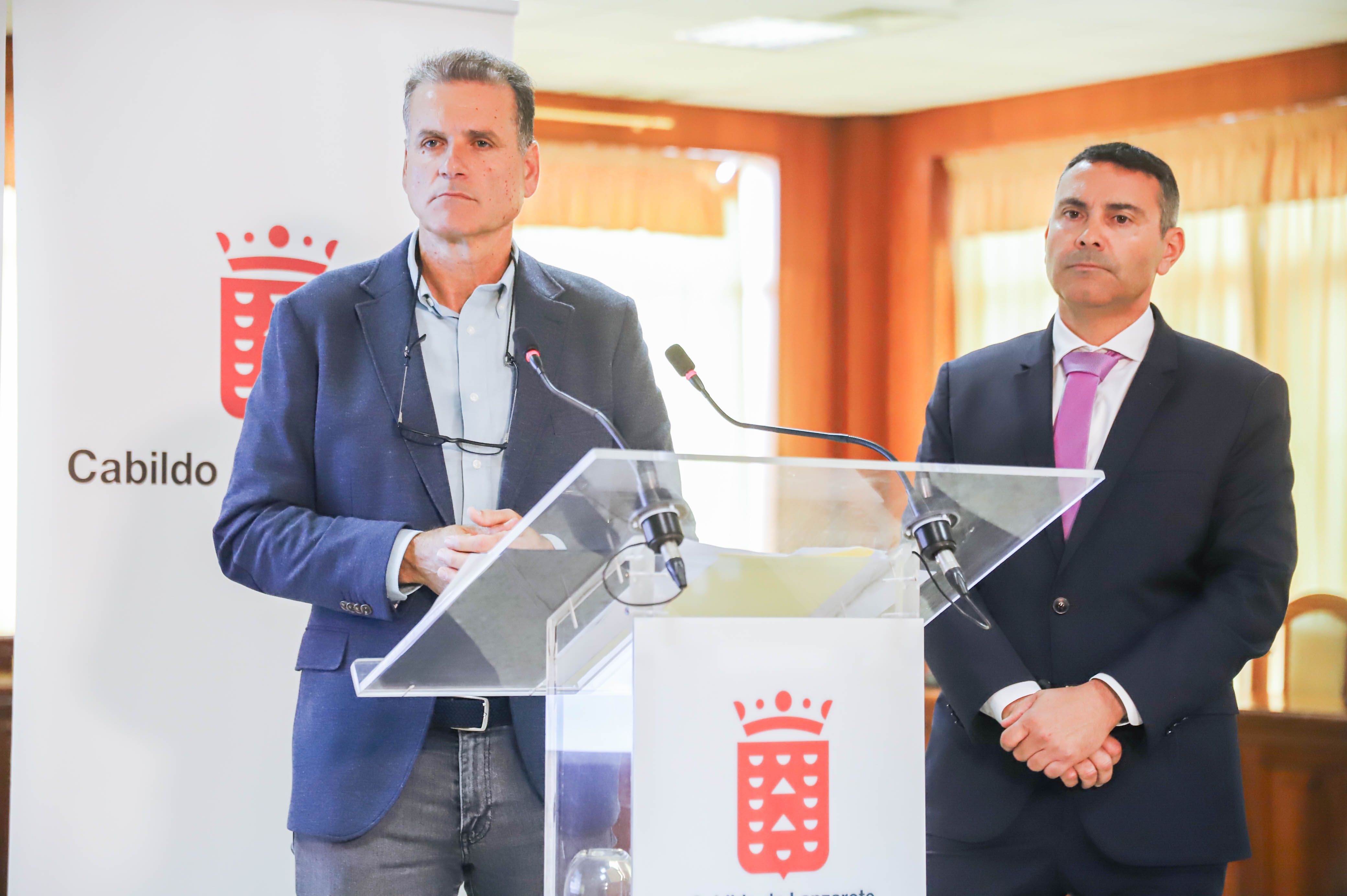 El presidente del Cabildo de Lanzarote, Oswaldo Betancort (d), y el consejero de Aguas, Domingo Cejas (i). Foto: Cabildo de Lanzarote.