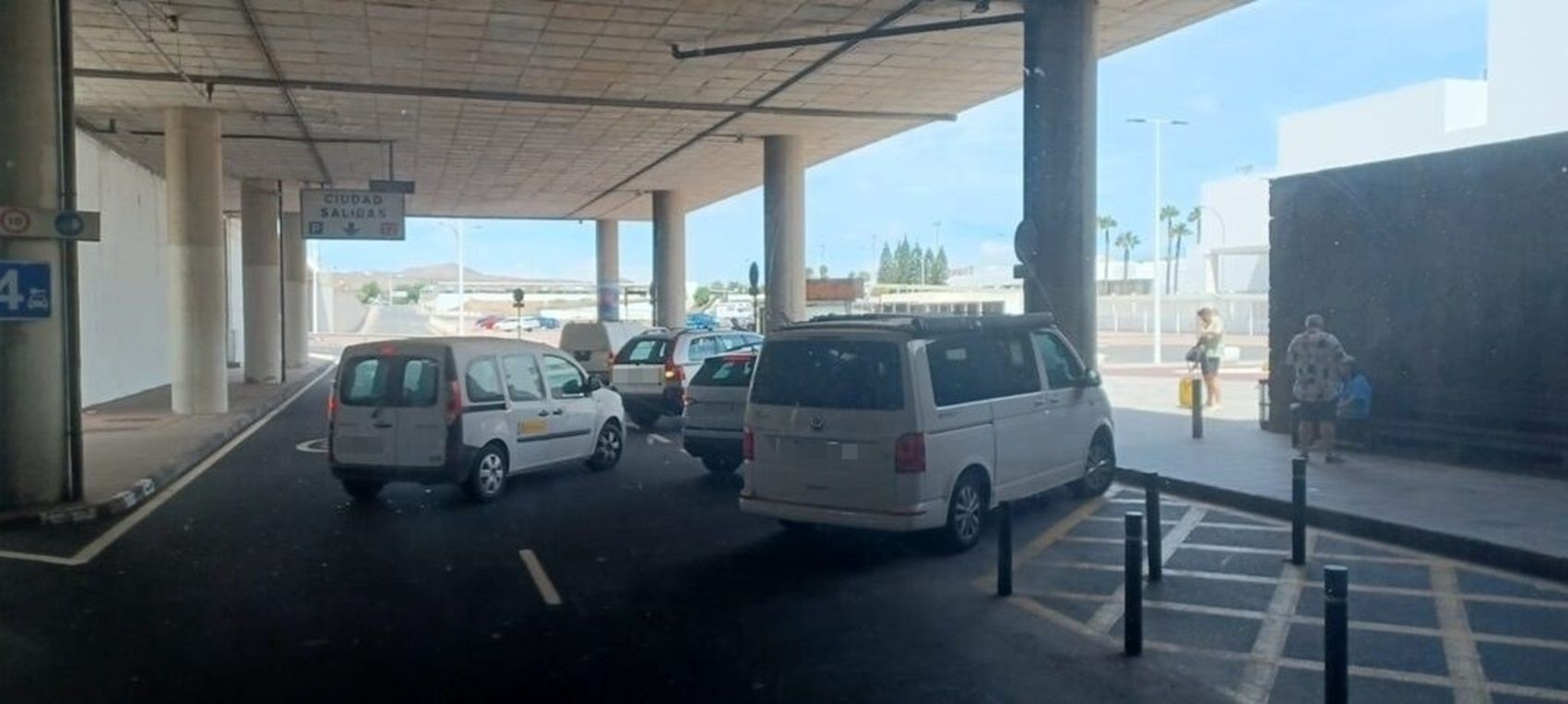 Los coches aparcados en la zona de guaguas