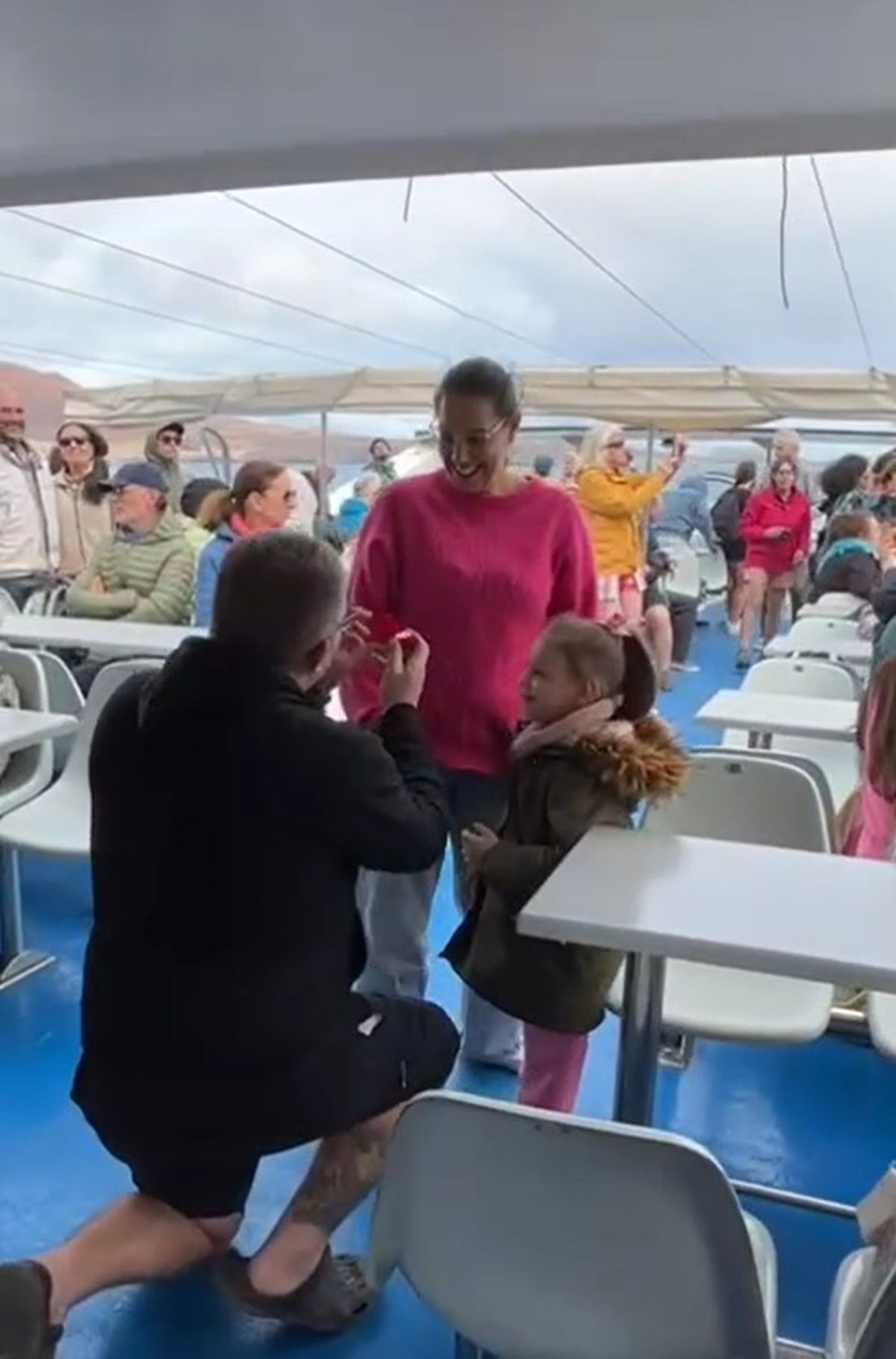 La pareja durante la pedida a bordo