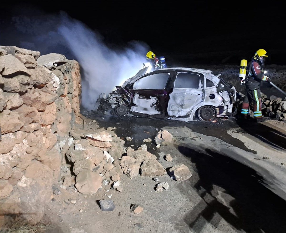 Los bomberos apagando el incendio del coche en Tinajo