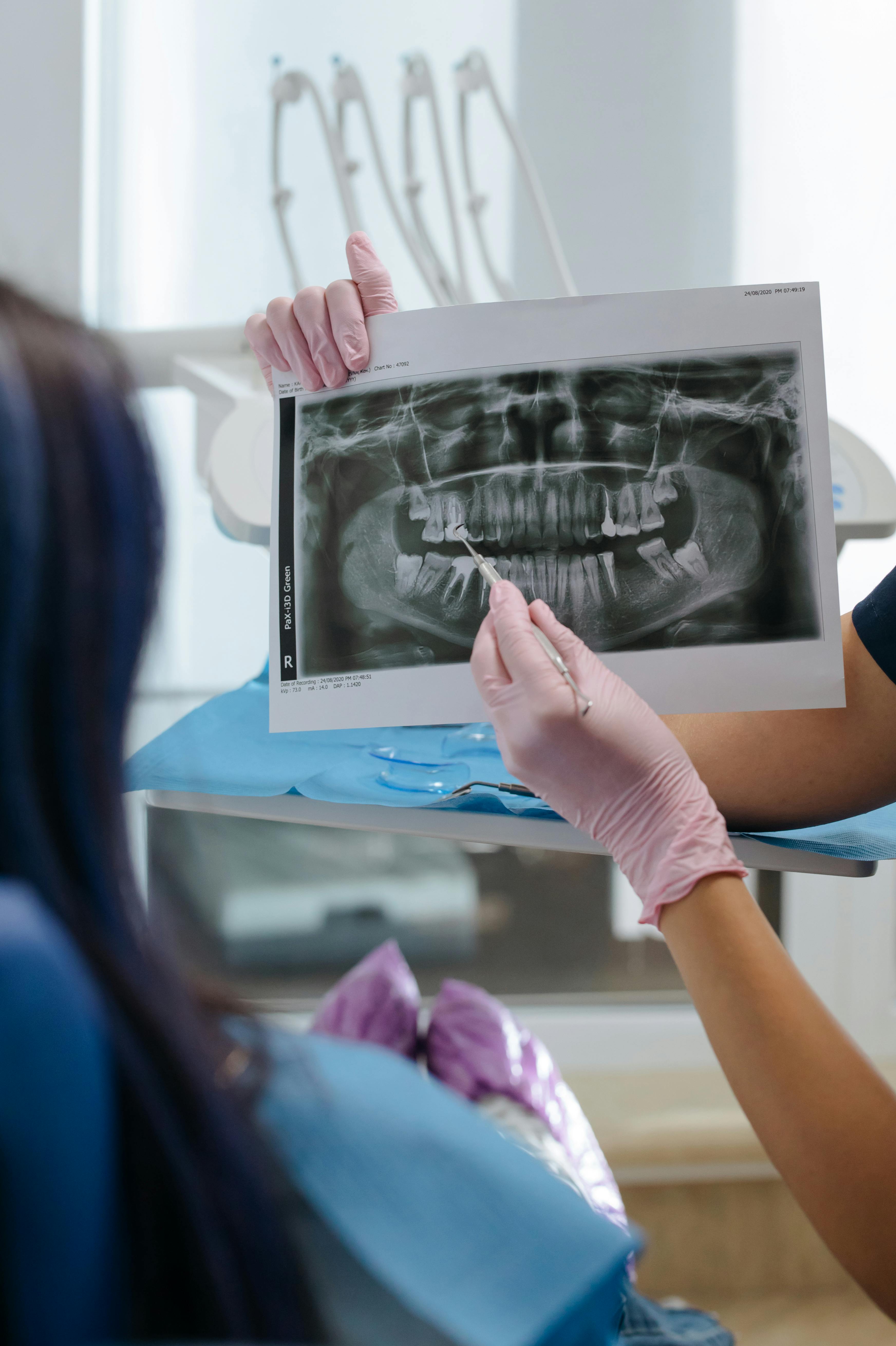 Una persona en una consulta del dentista. Foto: Cottonbro Studio.