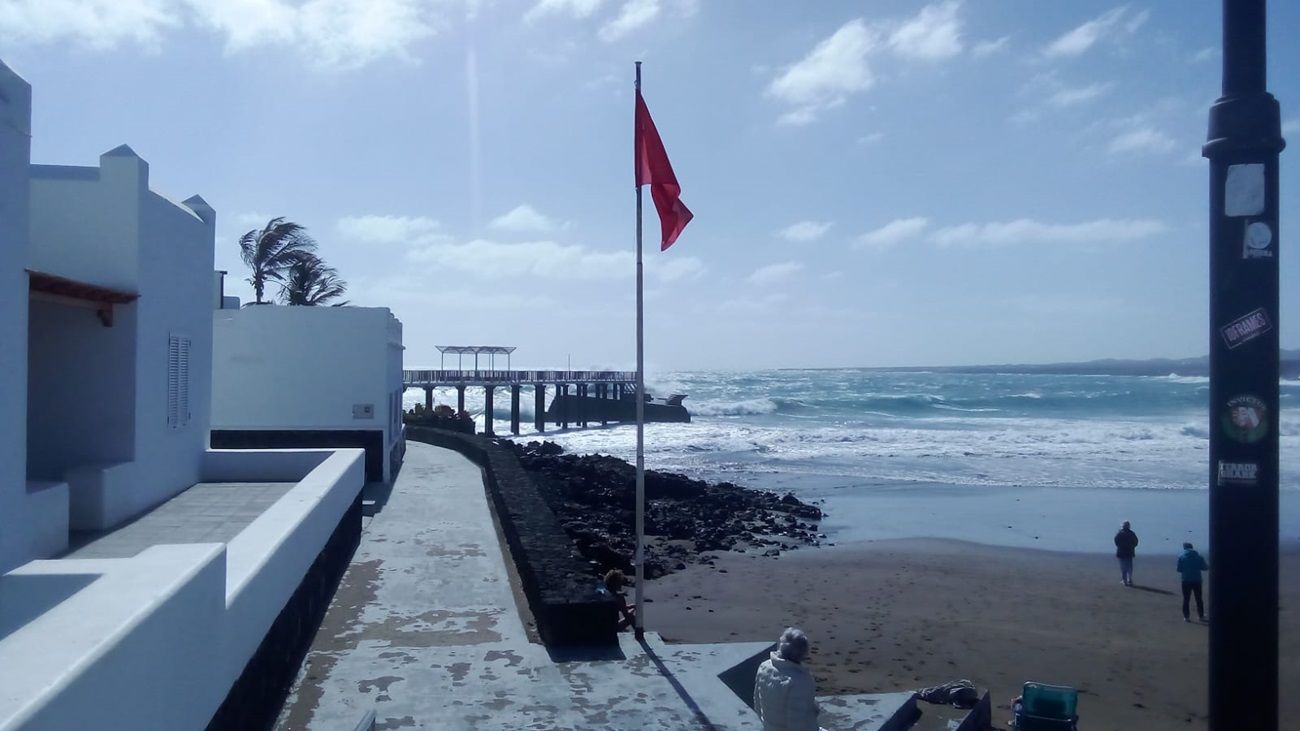 Bandera roja en la playa de La Garita