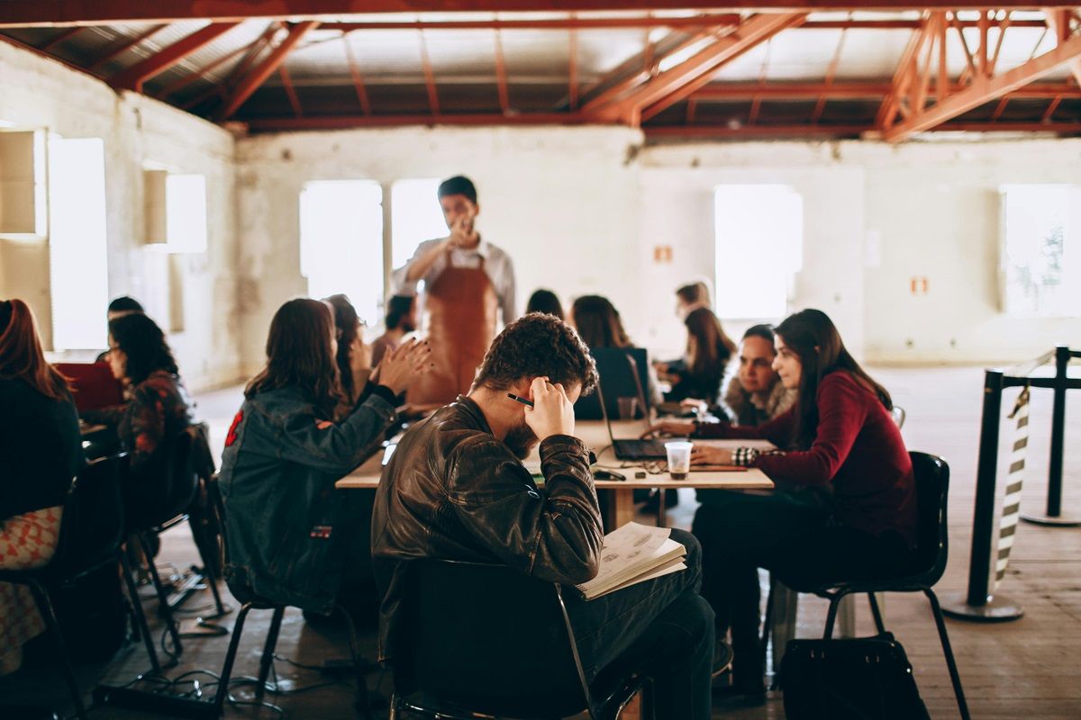 Jóvenes estudiando