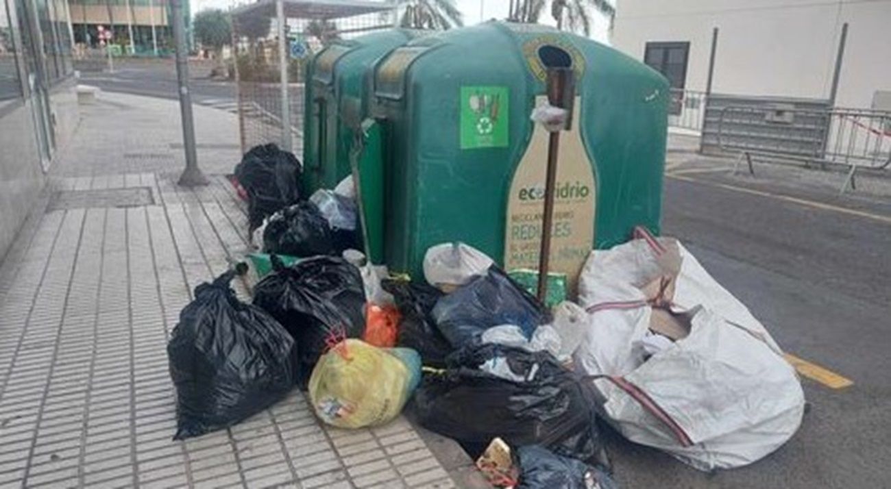 La basura acumulada en los contenedores de Arrecife