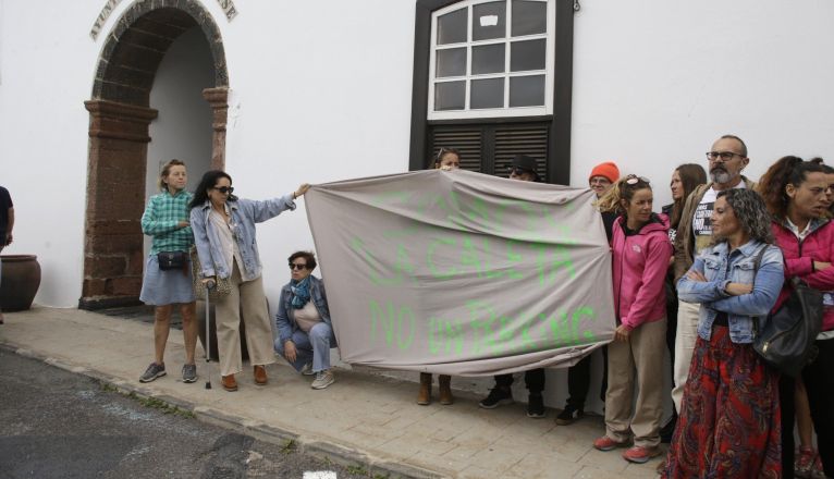 Vecinos de Caleta de Famara se manifiestan contra los aparcamientos. Foto: Juan Mateos.