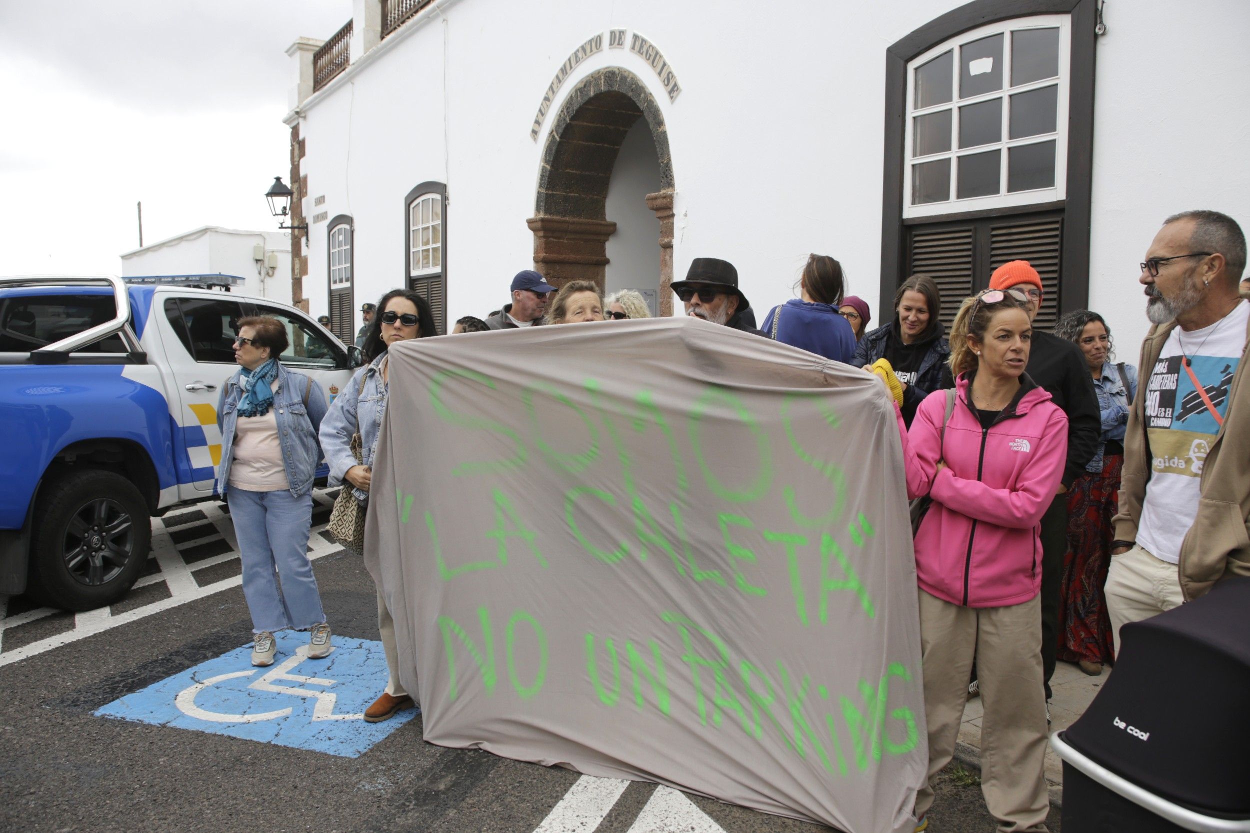 Vecinos de Caleta de Famara se manifiestan contra los aparcamientos. Foto: Juan Mateos.