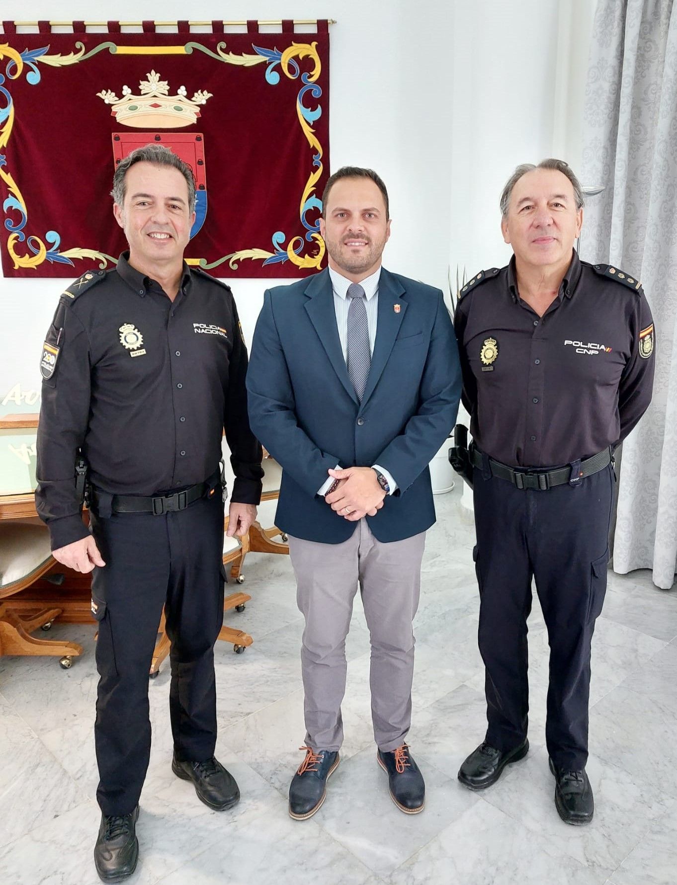 El alcalde de Arrecife junto al Comisario Jefe Superior de la Policía Nacional en Canarias, y el Comisario Jefe de Arrecife
