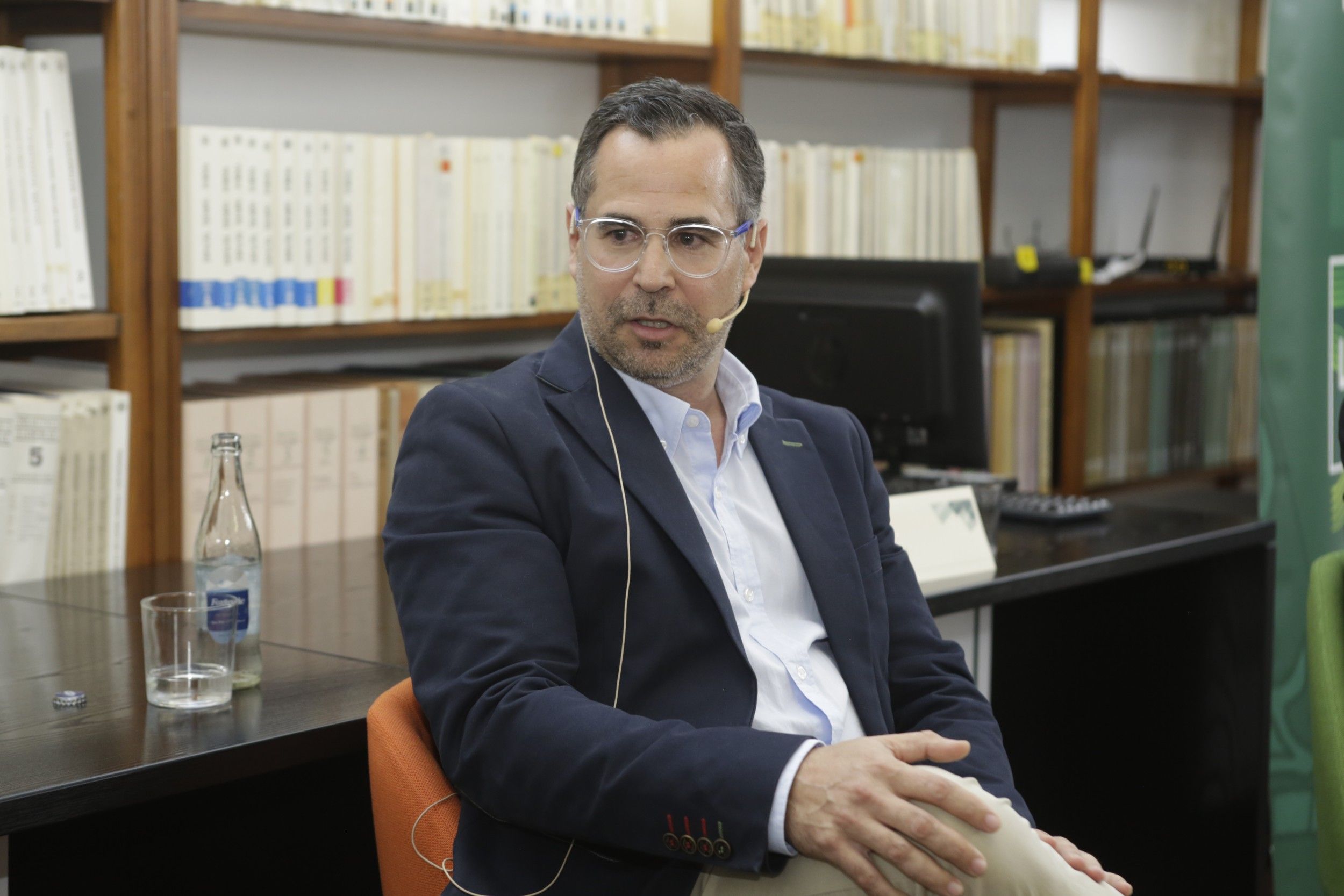 El fiscal Ignacio Stampa durante la presentación de su libro en Lanzarote. Foto: Juan Mateos.