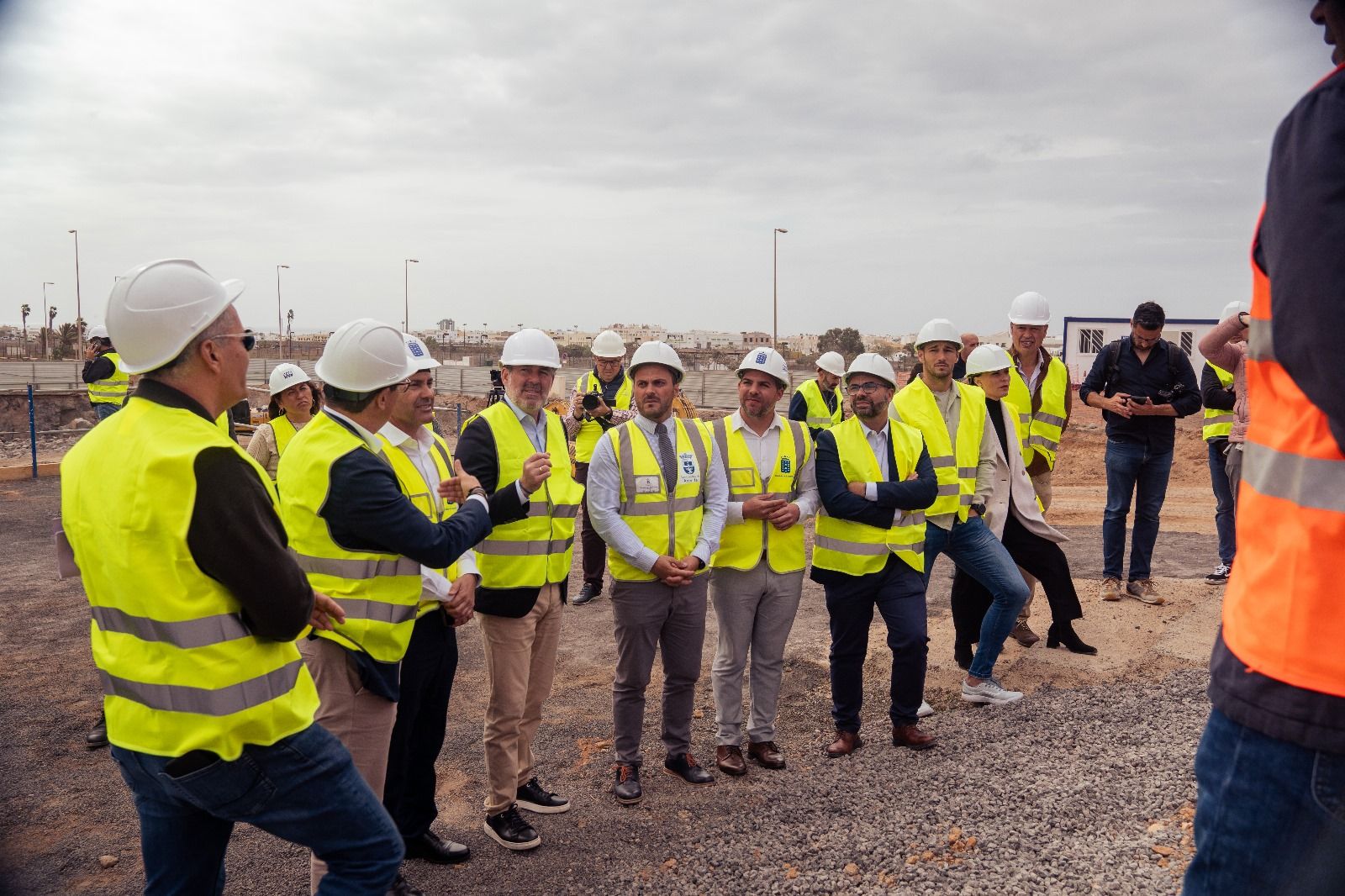 Representantes de las instituciones de Lanzarote y del Gobierno de Canarias visitan las obras para las viviendas de protección oficial en Maneje. Foto: Ayuntamiento de Arrecife.