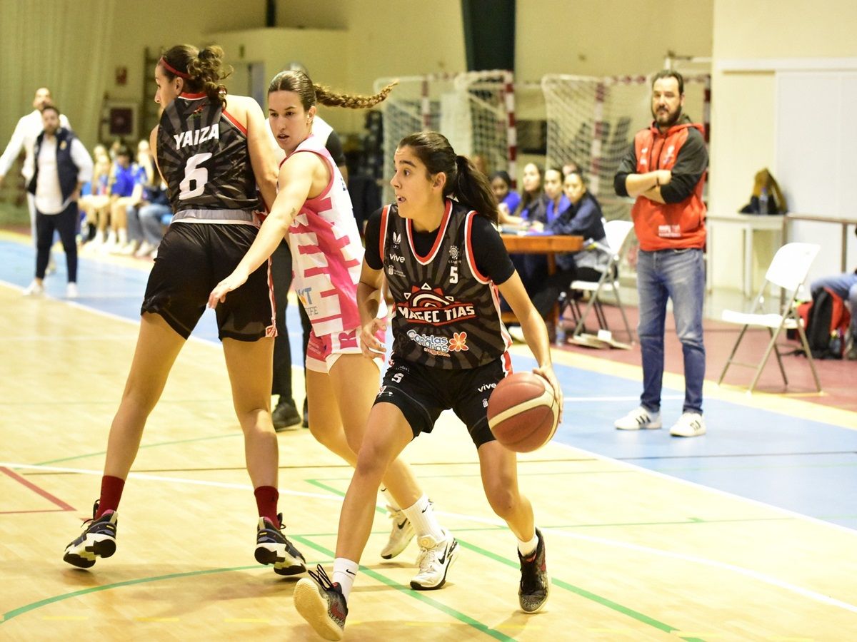 Partido de baloncesto entre Magec Tías Contra la Violencia de Género y Náutico Tenerife ULL