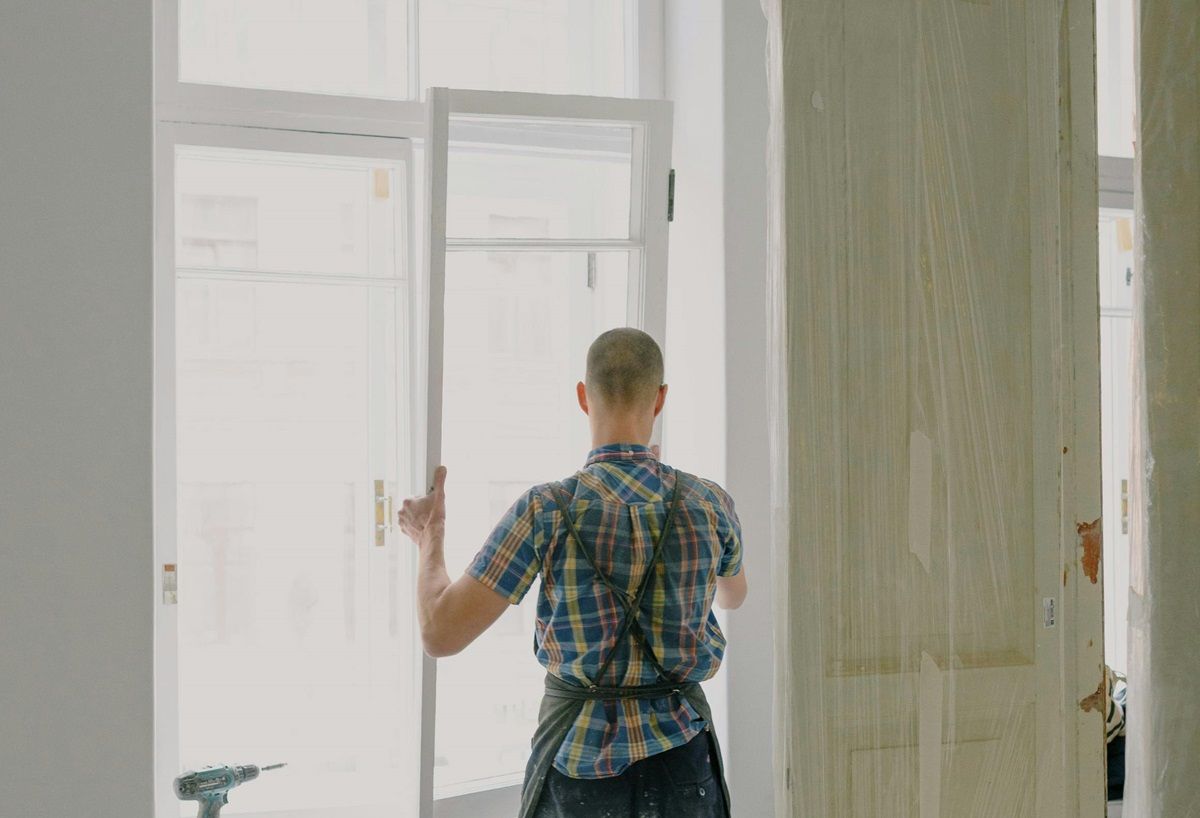 Vidriero colocando una ventana