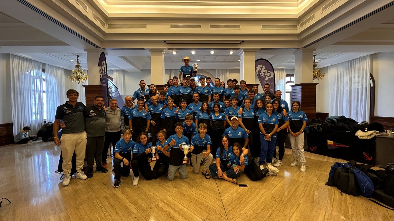 El Club de Piragüismo Marlines de Lanzarote con los premios de la 'I Copa de España de Kayak de Mar'