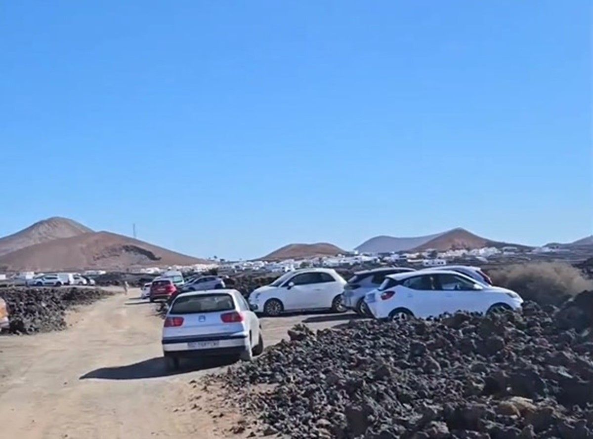 Cars parked in Caldera Blanca
