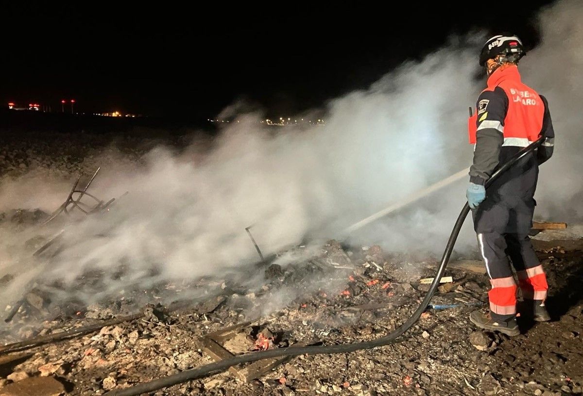 Los bomberos apagando el incendio en en Tahiche