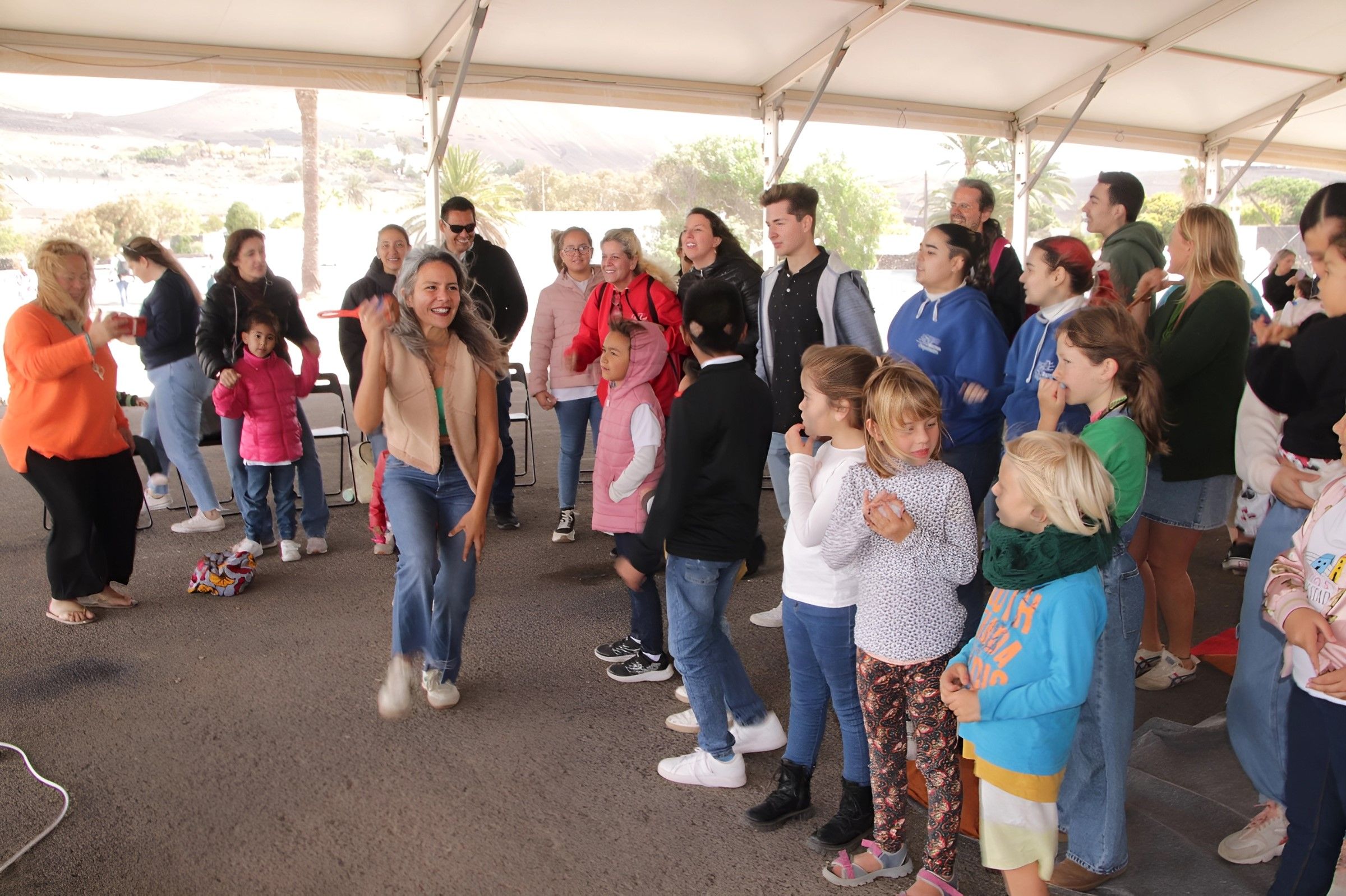 Niños y niñas jugando en la carpa de Uga Niños y niñas jugando en la carpa de Uga