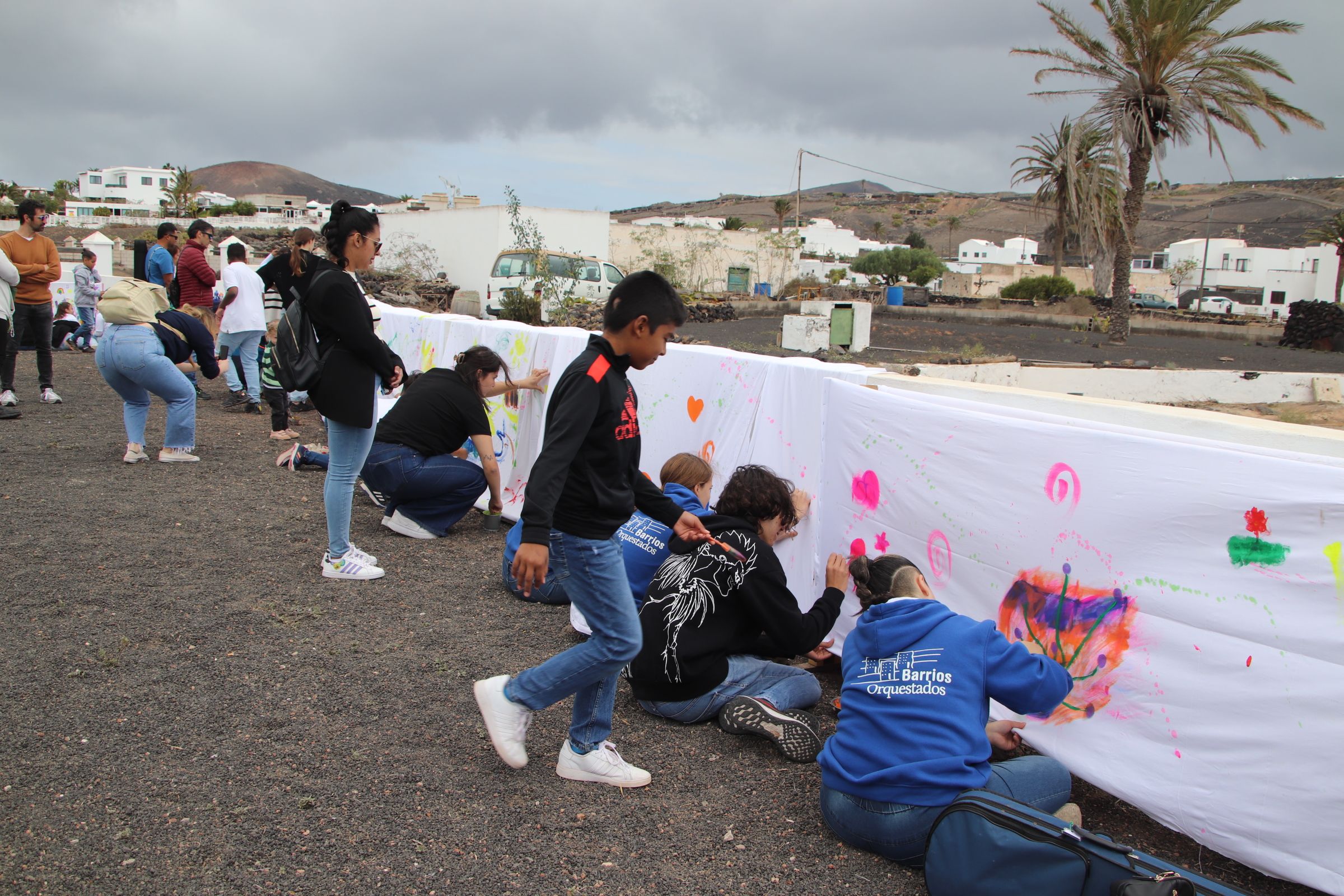Niños y niñas jugando en la carpa de Uga Niños y niñas jugando en la carpa de Uga