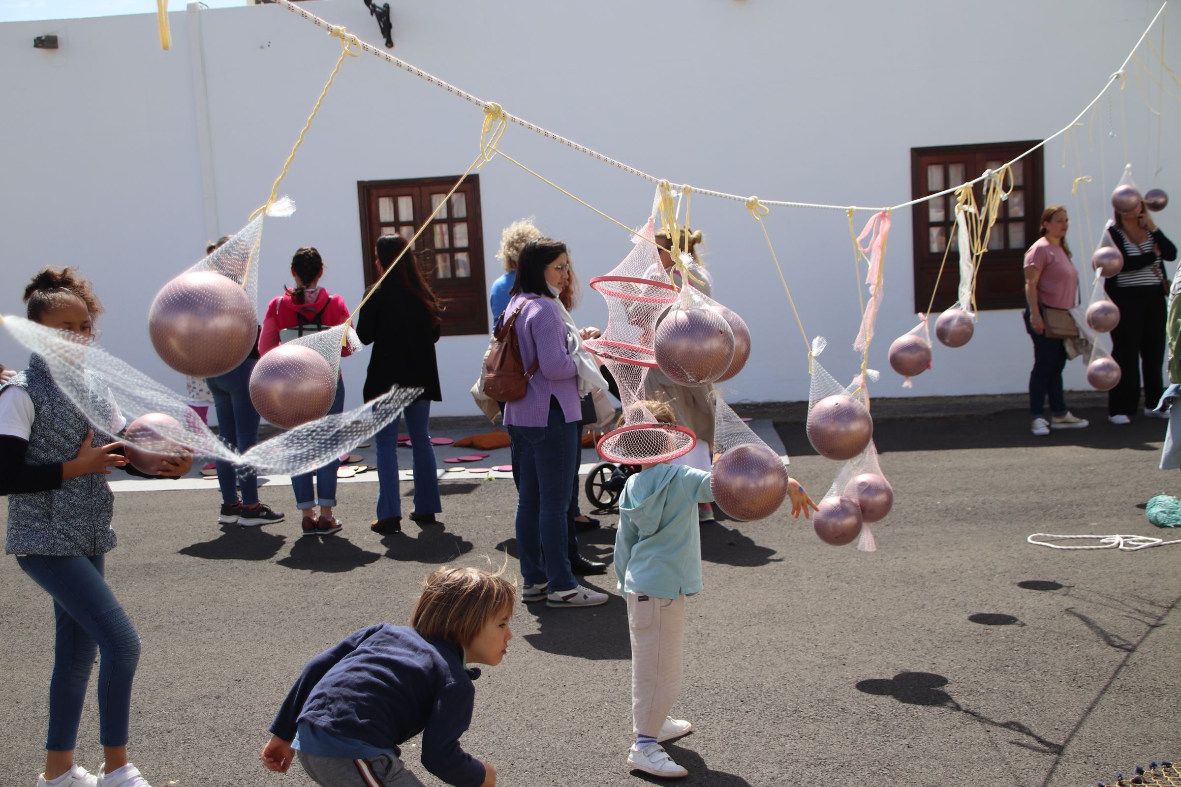 Niños y niñas jugando en la carpa de Uga Niños y niñas jugando en la carpa de Uga