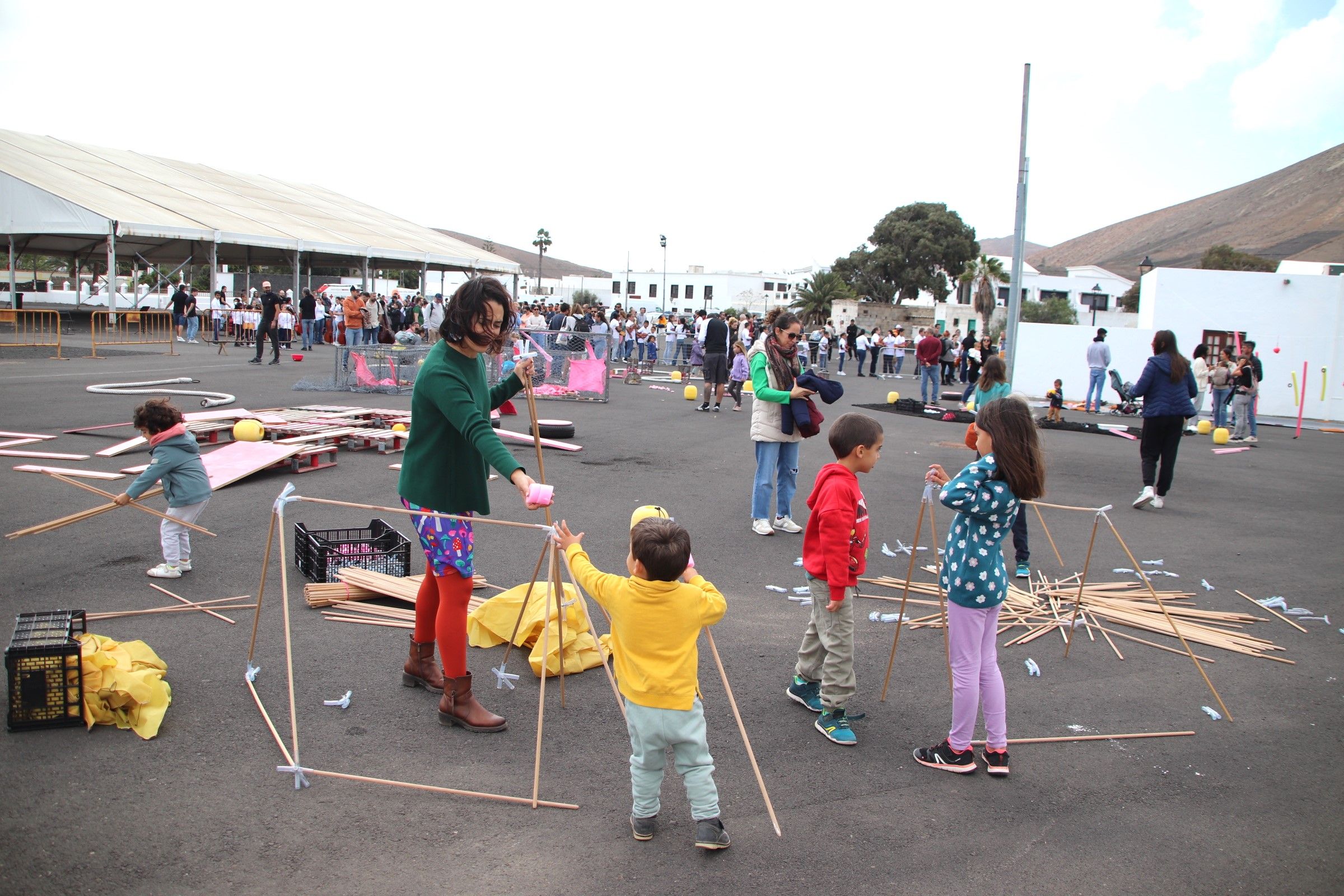 Niños y niñas jugando en la carpa de Uga Niños y niñas jugando en la carpa de Uga