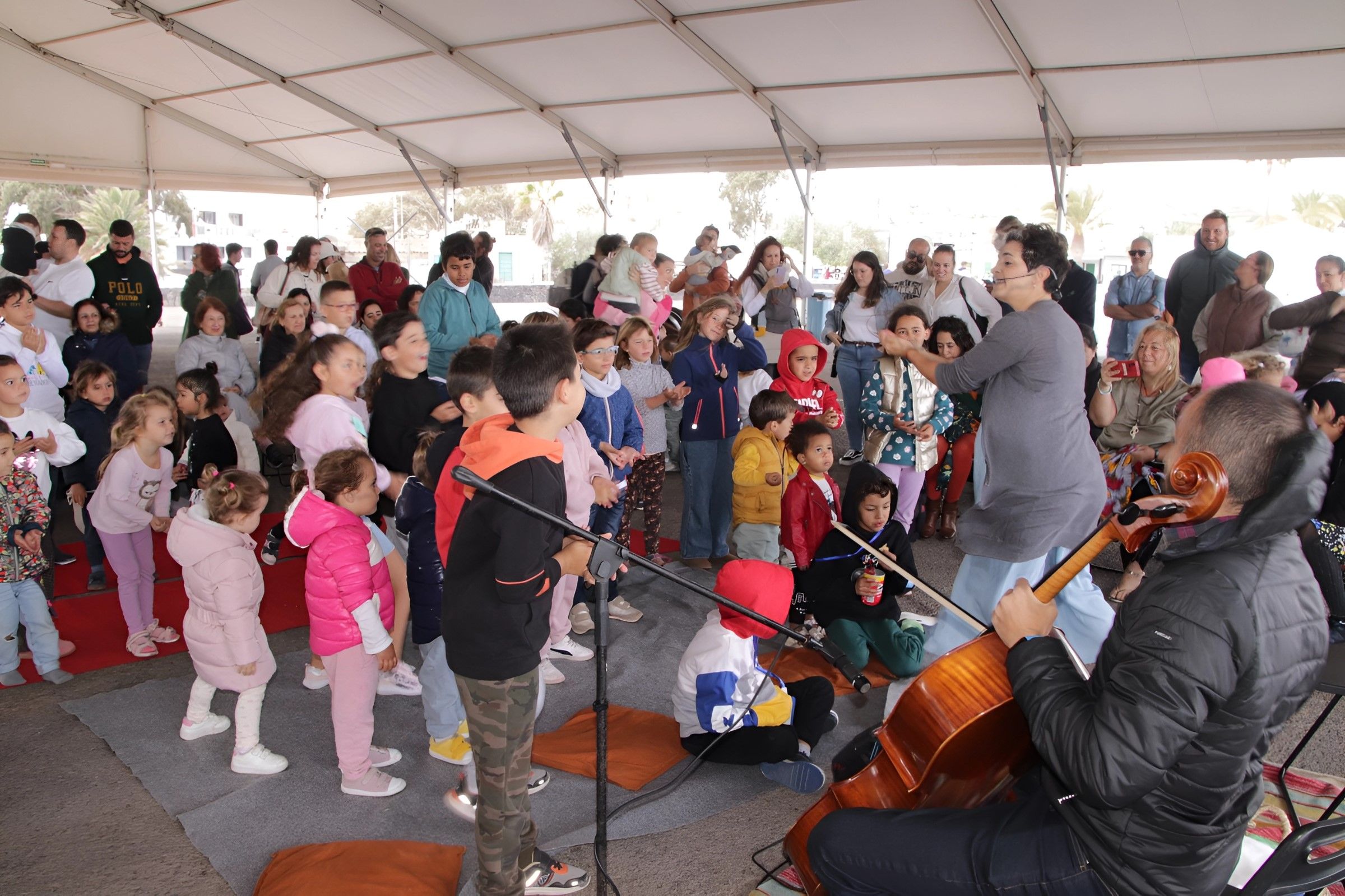 Niños y niñas jugando en la carpa de Uga Niños y niñas jugando en la carpa de Uga