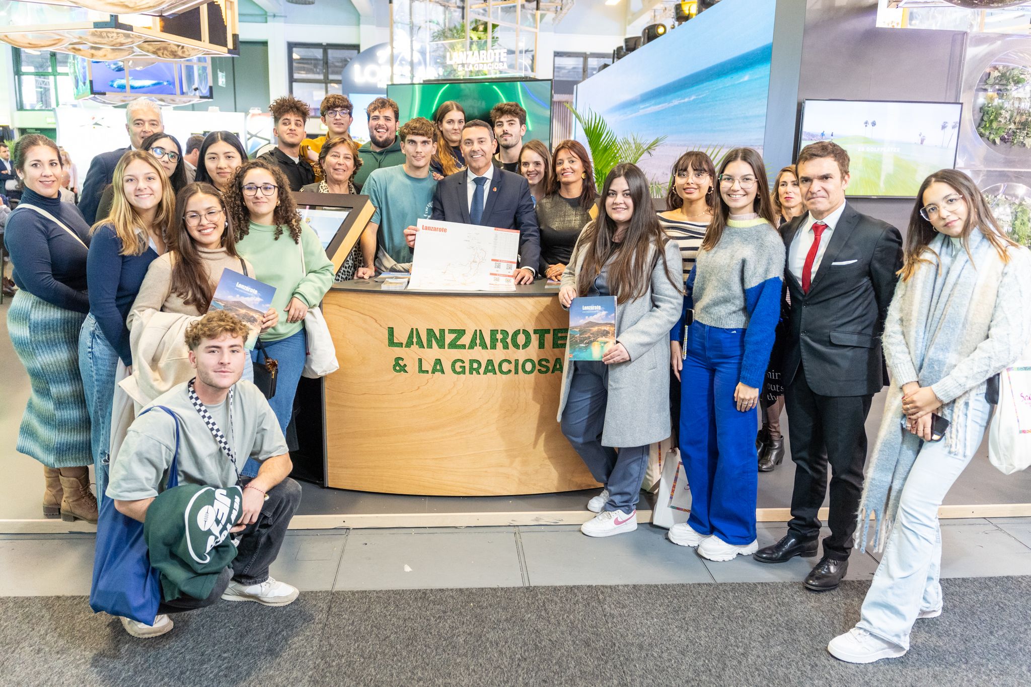 Alumnado de la Escuela de Turismo de Lanzarote visita el puesto de la isla en el ITB de Berlín