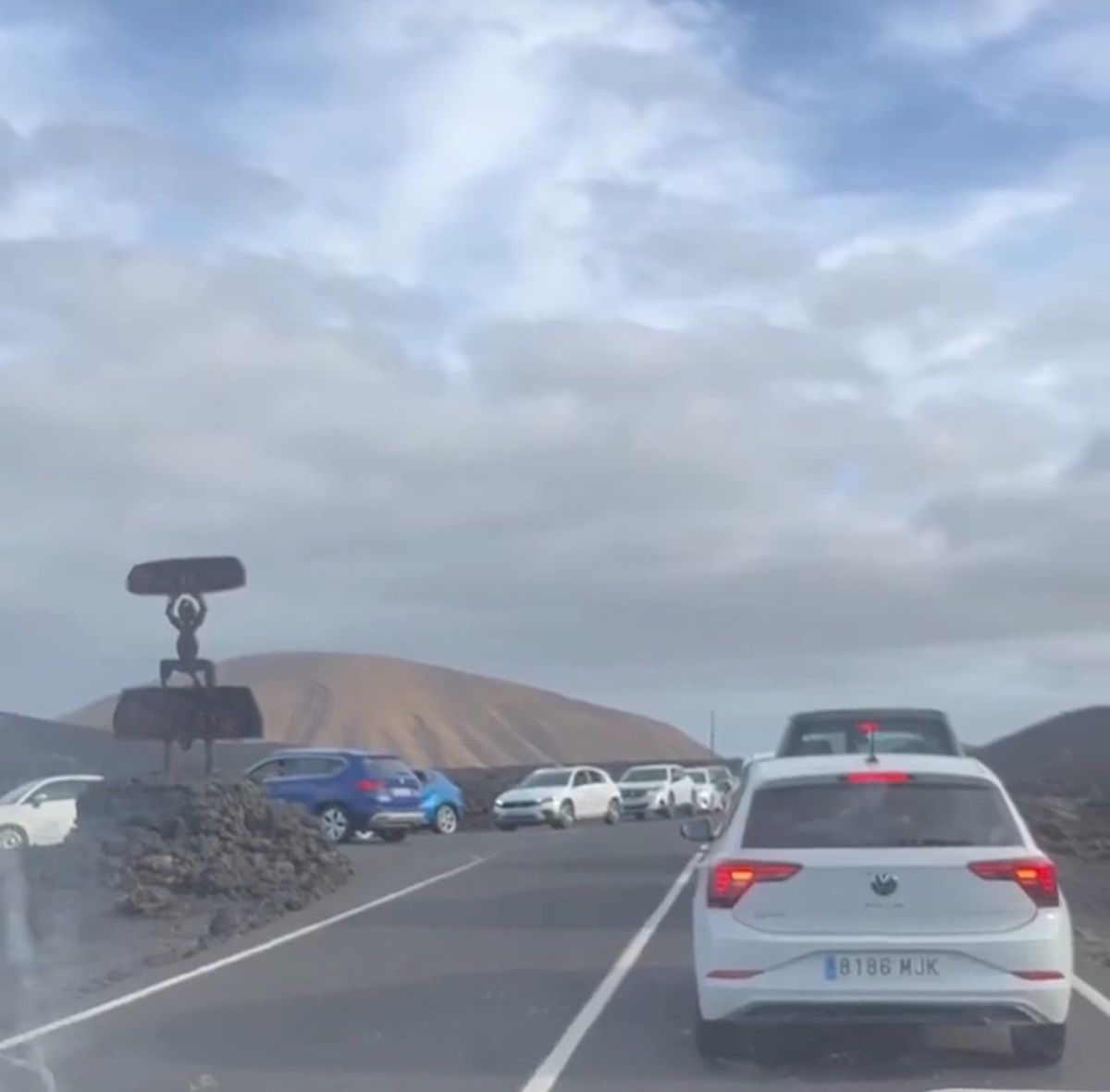 Colas de coches en Timanfaya